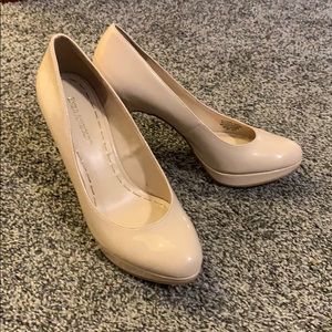 Nude pumps